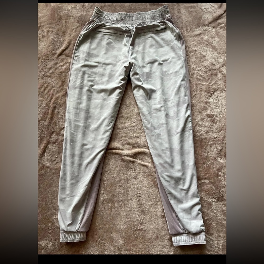 ATHLETA Women’s 6 Brooklyn Lined Camo Purple Joggers Camouflage